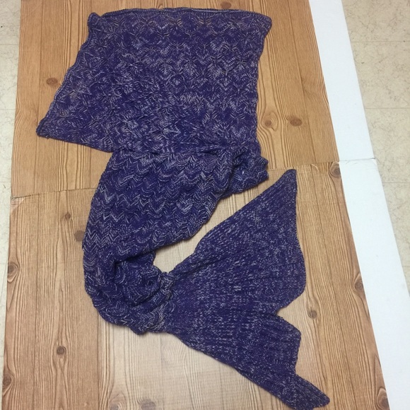 Mermaid Blanket both fun and comfy!! - Picture 2 of 3